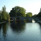 Puente, río y reflejo