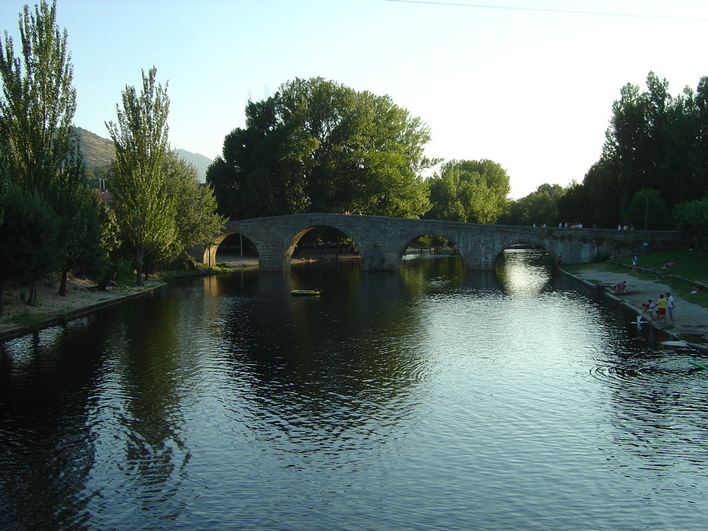 Puente, río y reflejo