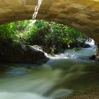 puente sobre aguas turbulentas