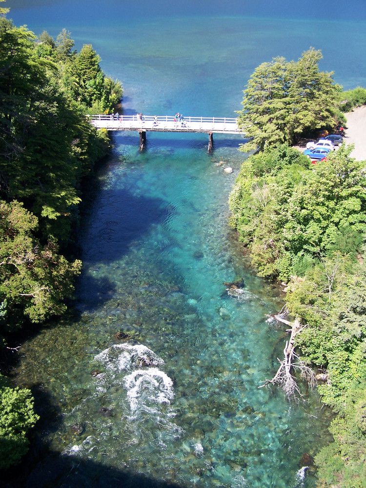 Puente sobre el Rio Correntoso