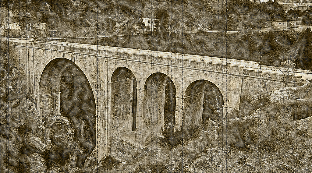 Puente sobre el Rio Izbor