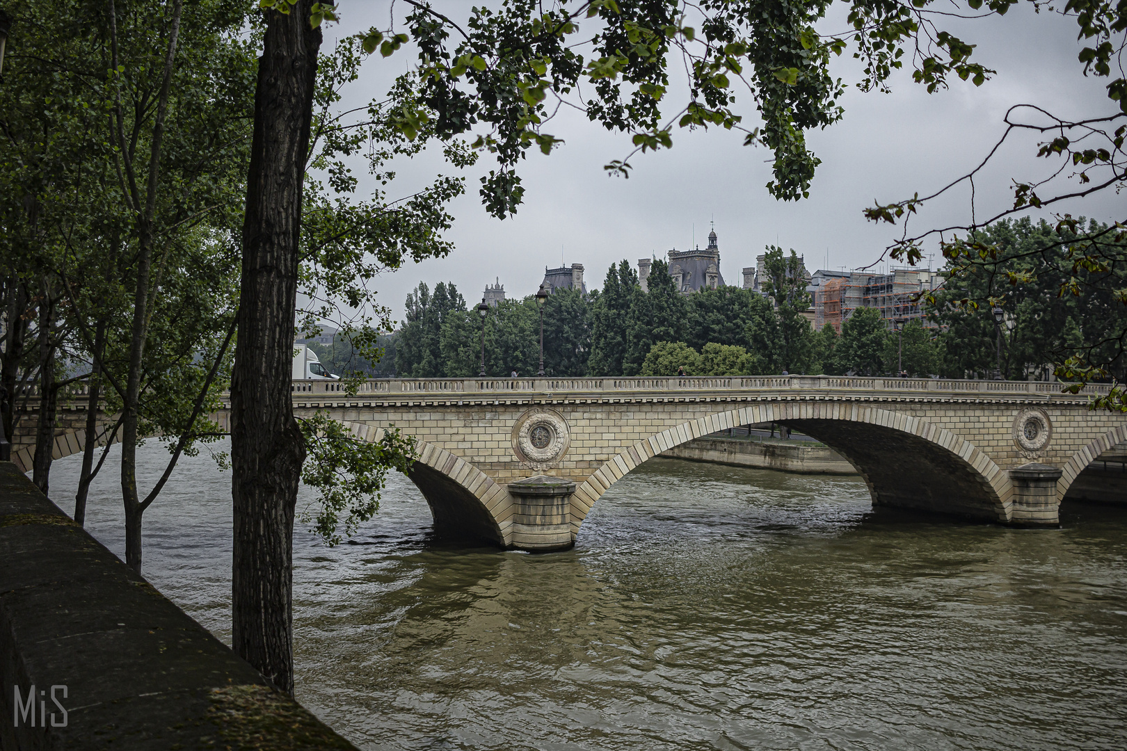 Puente sobre el río Sena