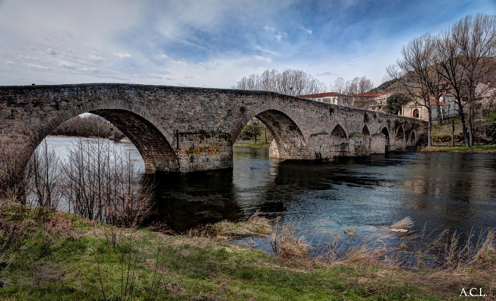 Puente sobre el rio Tormes