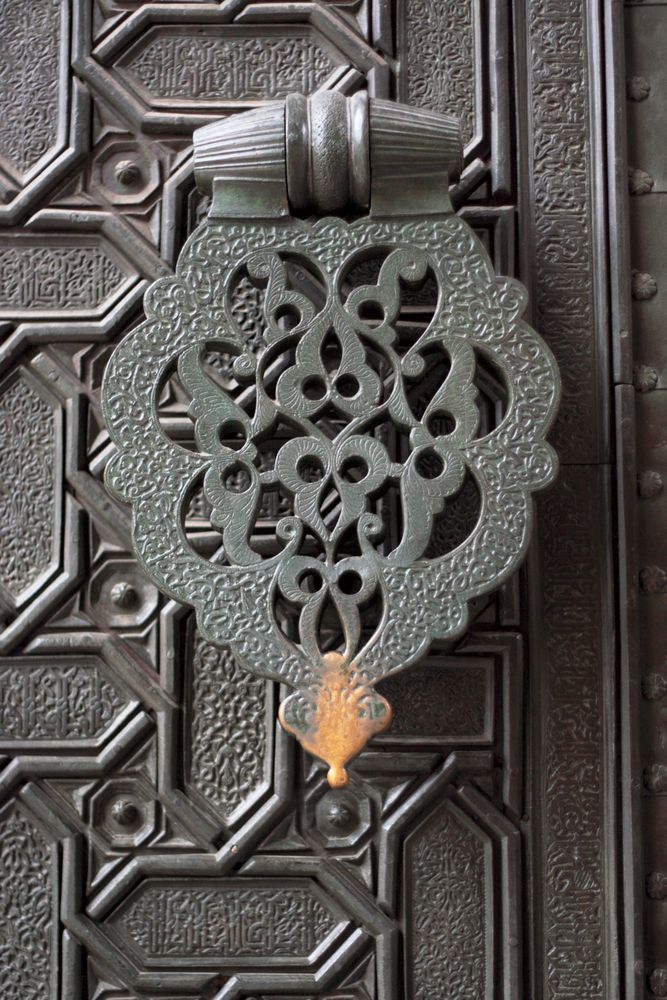 puerta árabe en catedral católica