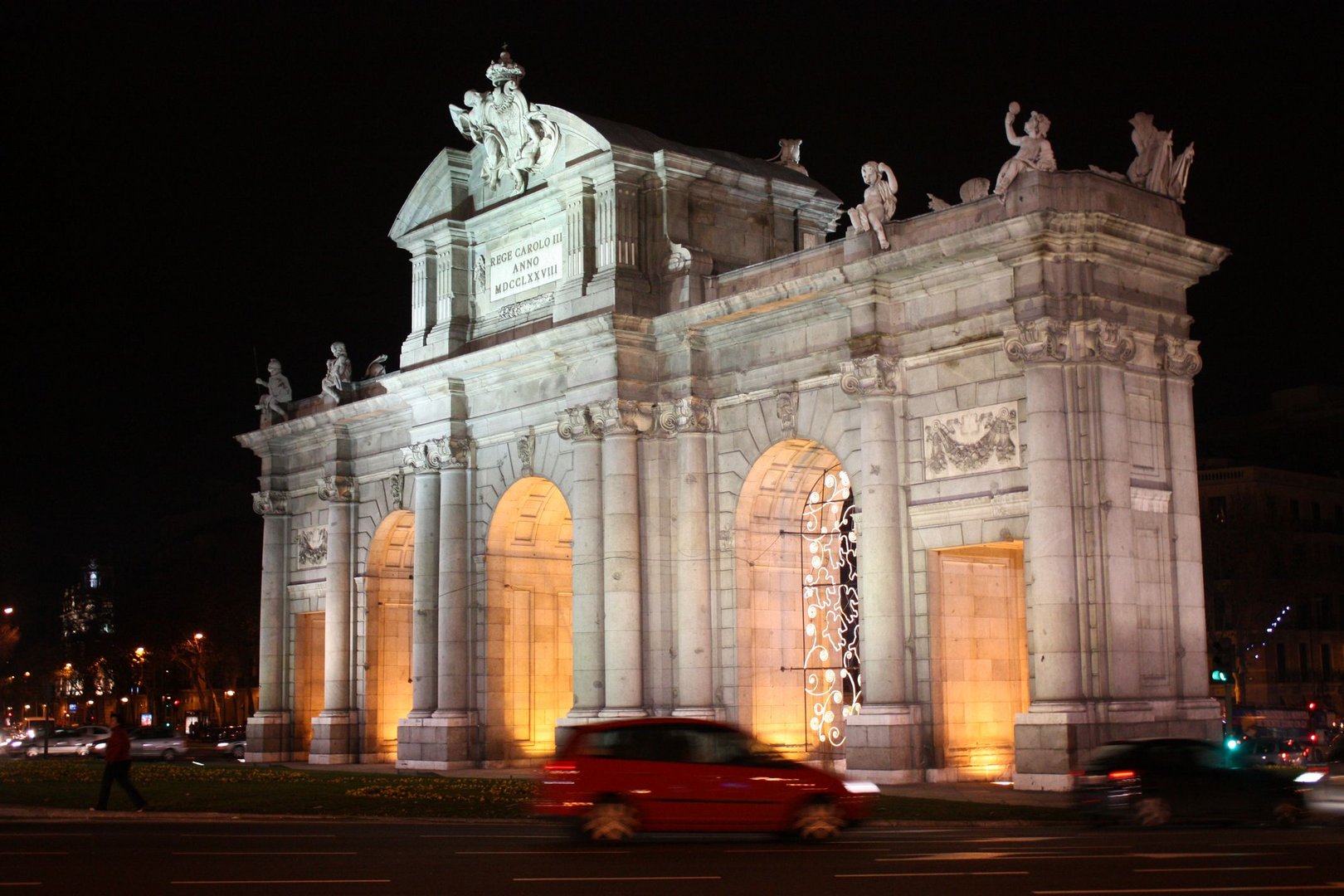 Puerta de Alcala at night