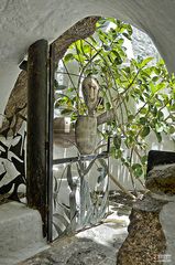 Puerta de hierro en Casa Omar Sharif