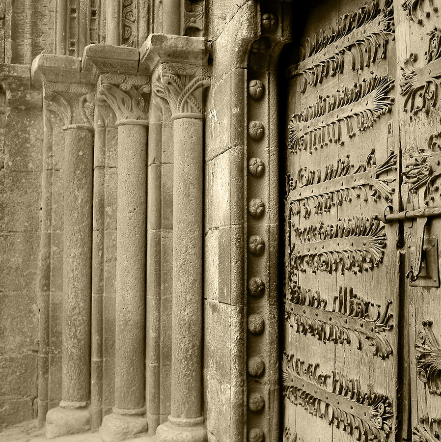 Puerta de la iglesia de Castroverde. Iglesia románica monumento nacional. Año-1,964