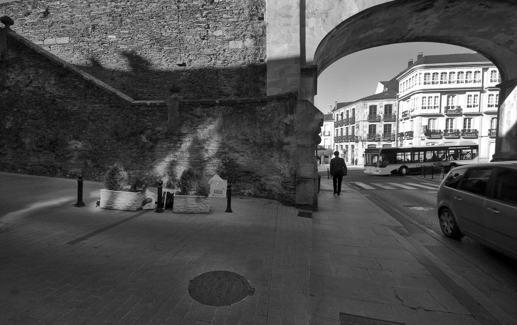 PUERTA DE LAS ESTACIÓN . Muralla romana lucense