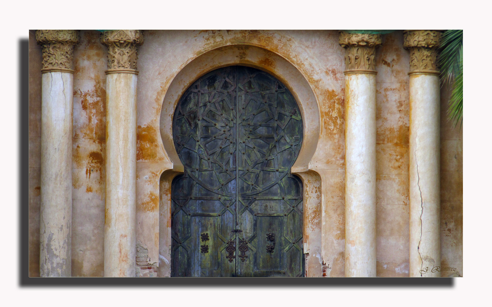 Puerta del palacete del laberinto de Horta.