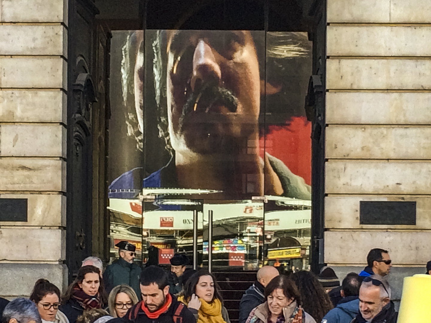 Puerta Del Sol: entrada al Gobierno Regional, kilómetro cero y cartel de "Narcos"