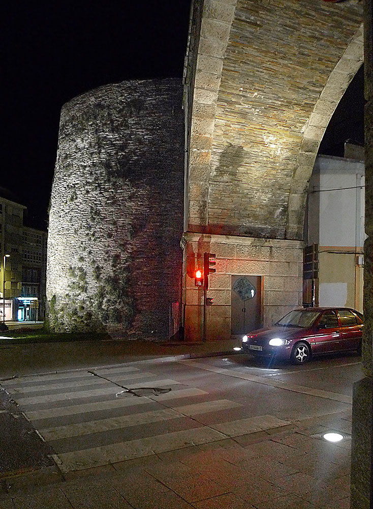 Puerta en la muralla de Lugo