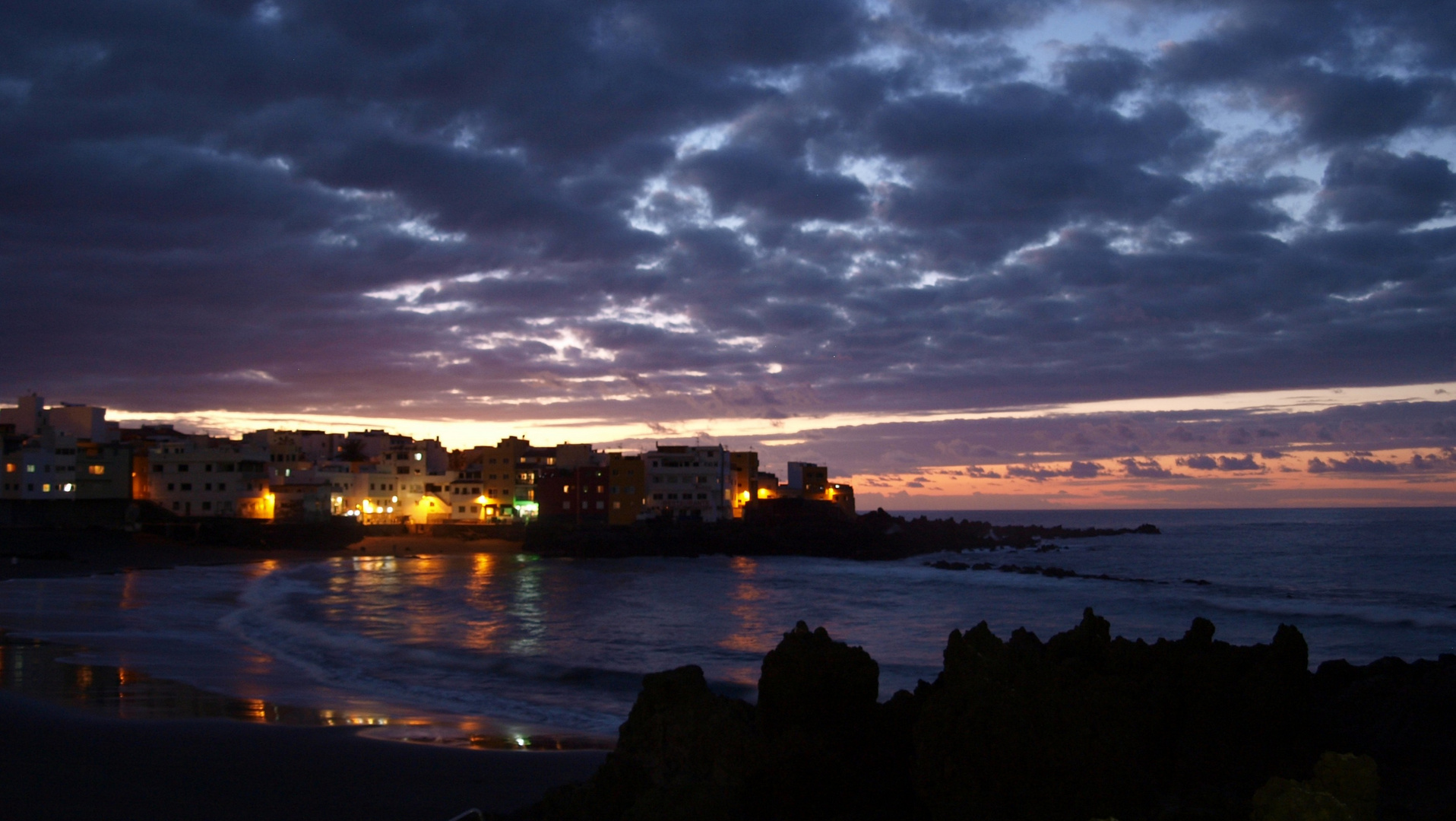 Puerto by night