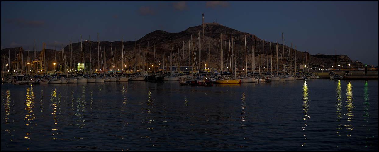 Puerto de Cartagena -vista nocturna parcial-