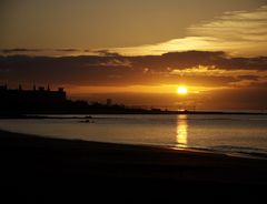 Puerto Del Carmen - Sonnenaufgang vor der Kulisse Arrecifes