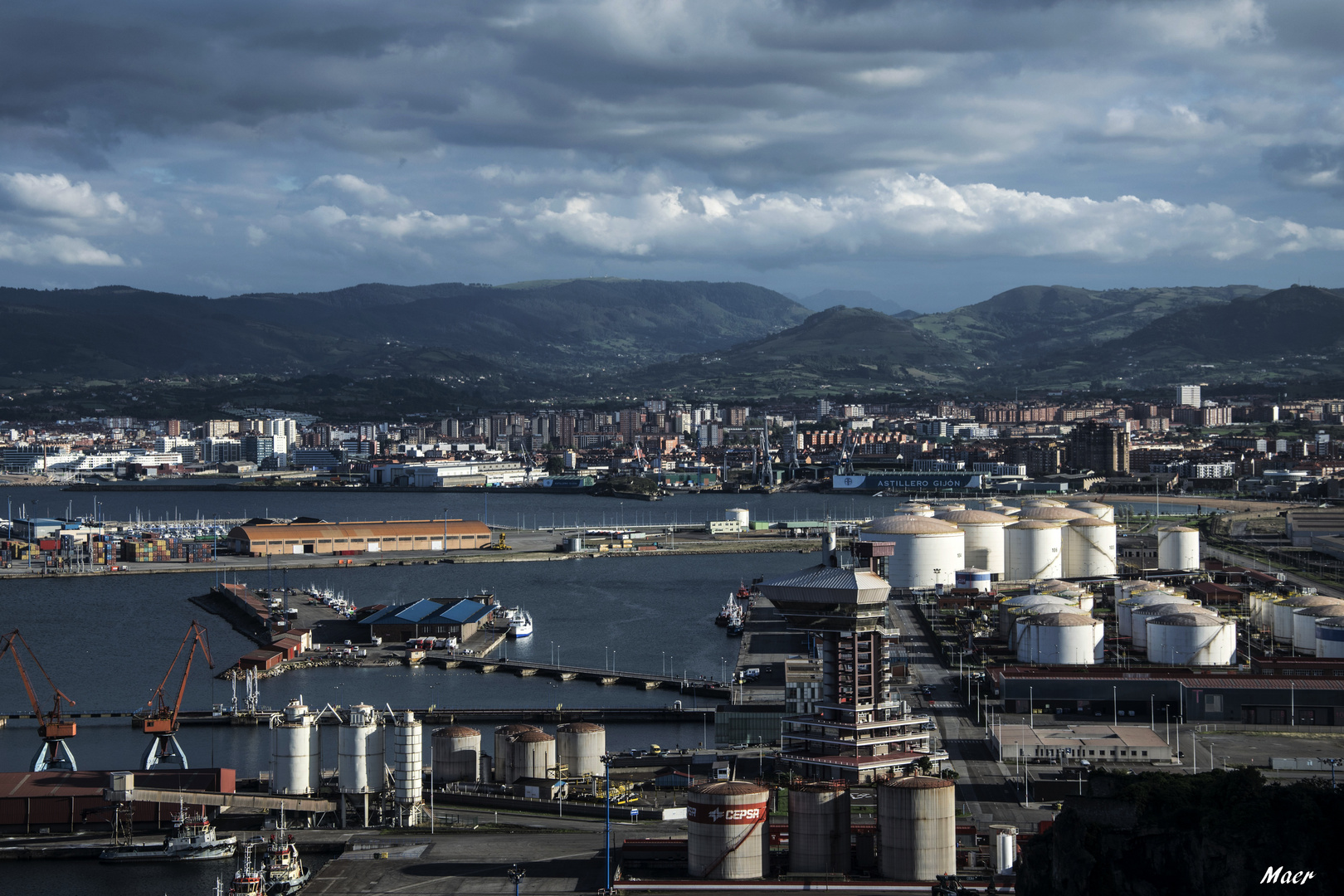 Puerto del Musel en Gijón con la ciudad al fondo.