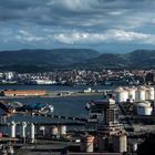 Puerto del Musel en Gijón con la ciudad al fondo.