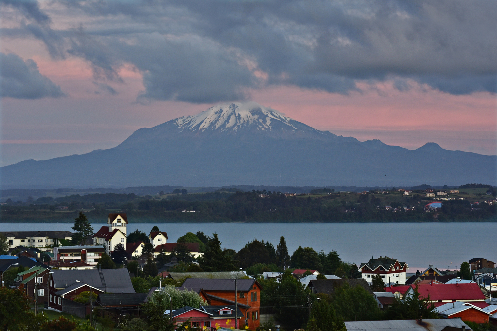 Puerto Varas con Calbuco