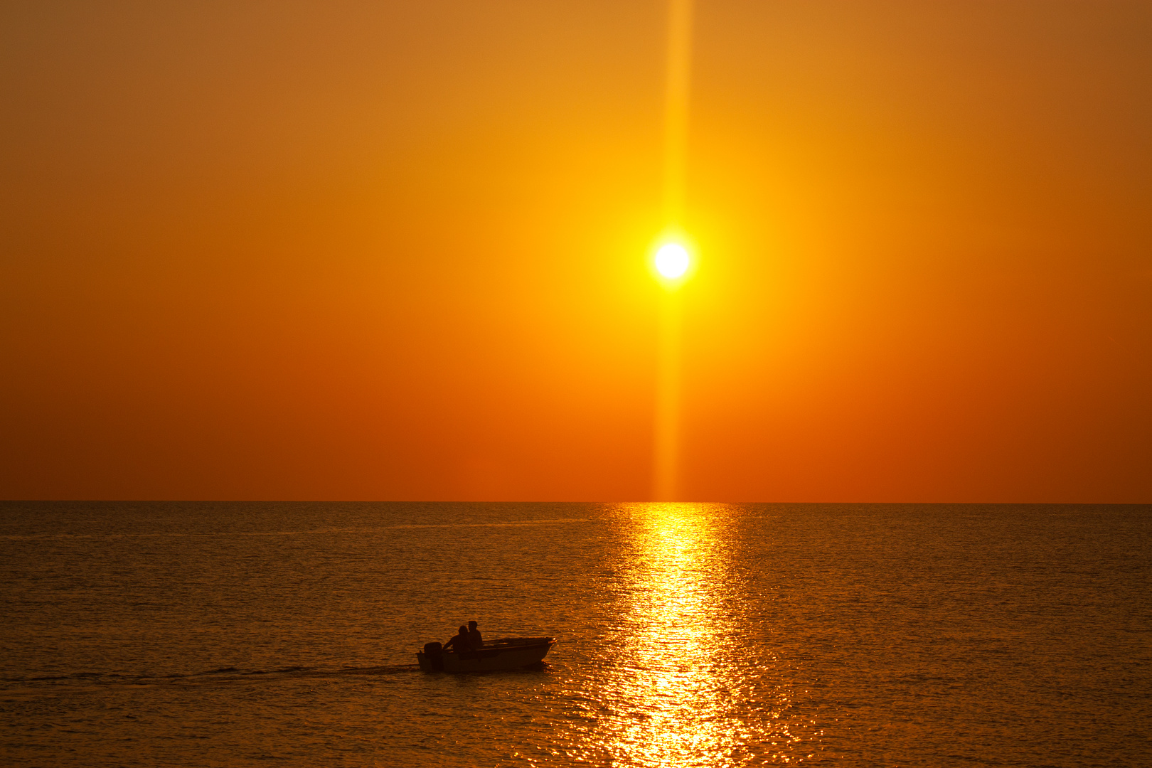 Puesta de sol con arrantzales