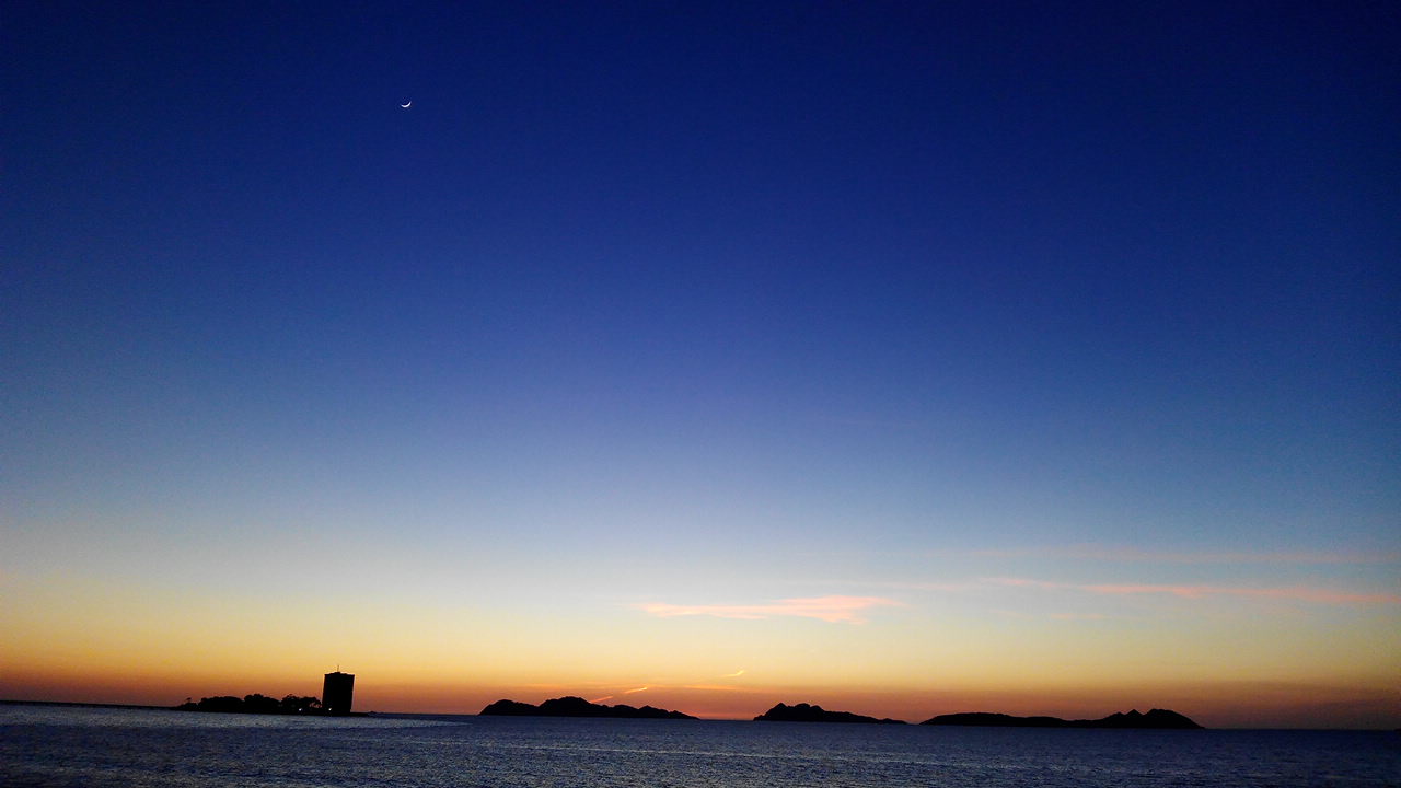 Puesta de sol con Luna en playa Samil (Vigo)