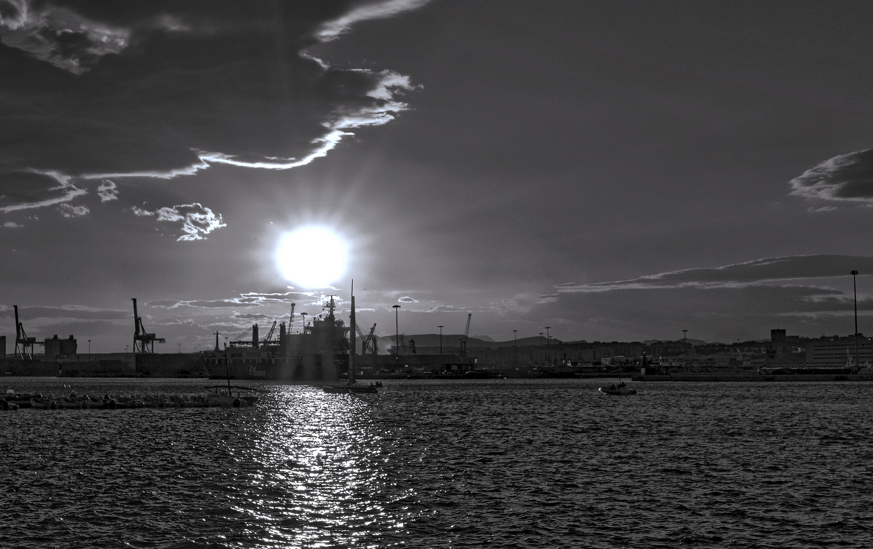 Puesta de sol en el puerto de Alicante