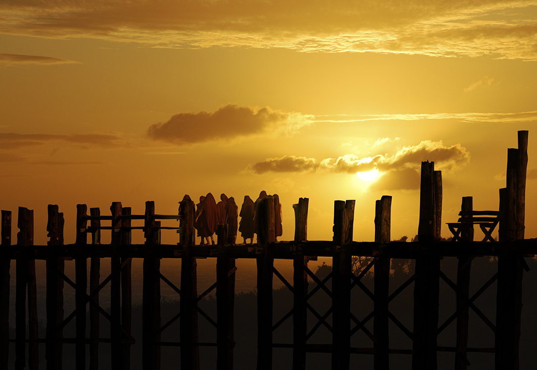 Puesta de sol en Mandalay Birmania.