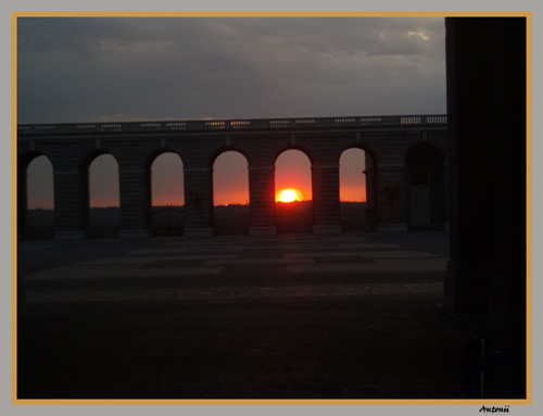 Puesta de sol, entre arcos.