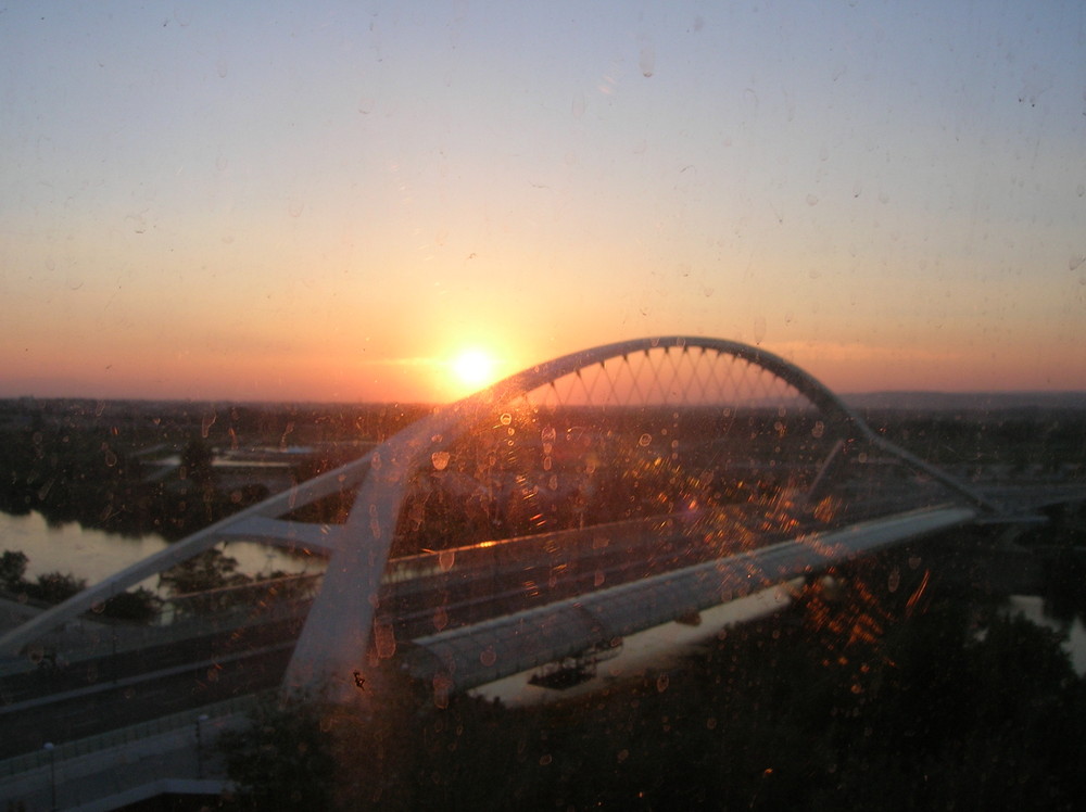 puesta de sol ,sujeto por arco puente