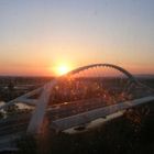 puesta de sol ,sujeto por arco puente