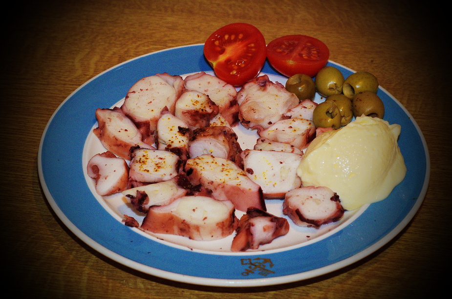 Pulpo (Krake ) gekocht mit Aioli und Beilagen