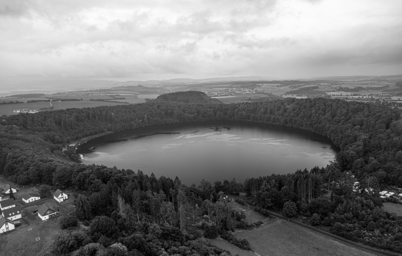 Pulvermaar bei schlechtem Wetter von oben