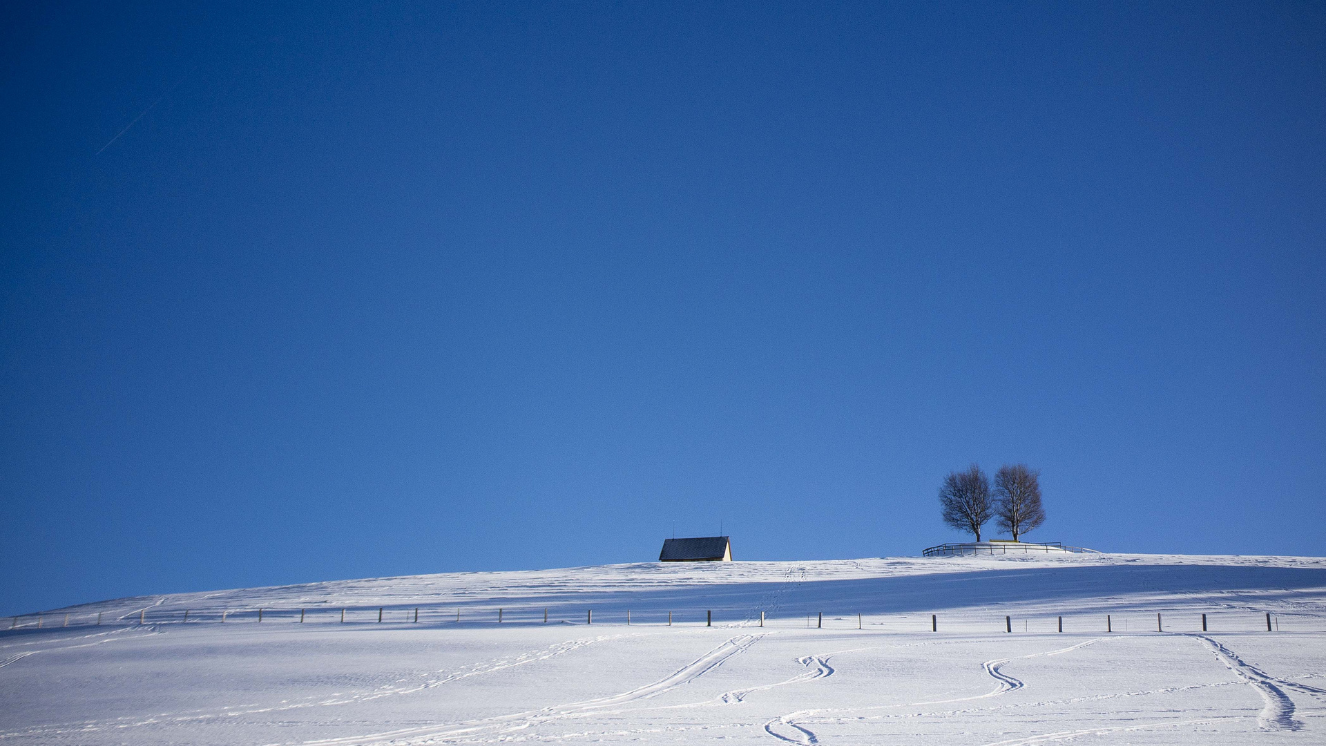 Pulverschnee und blauer Himmel