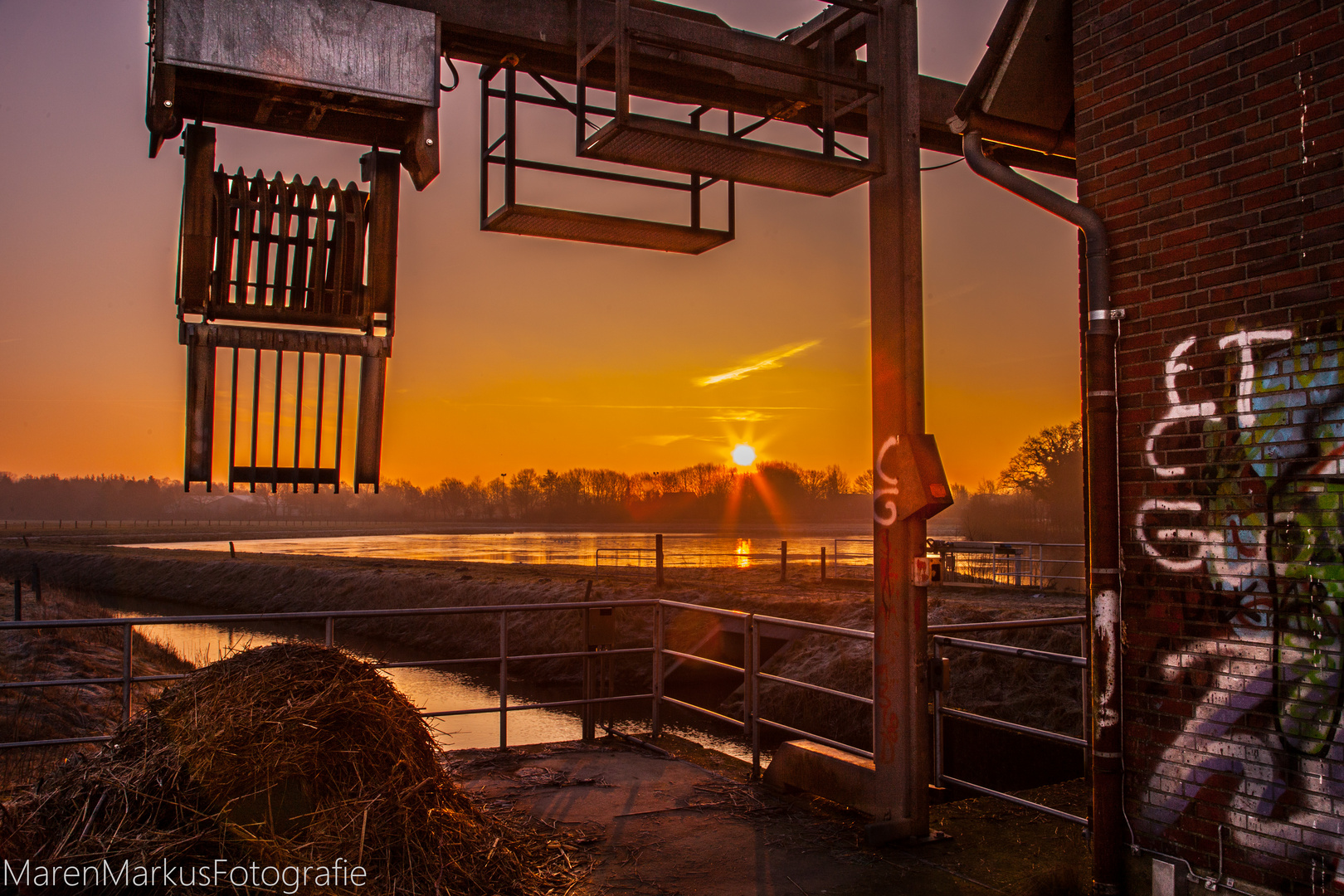 Pumpwerk im Sonnenaufgang