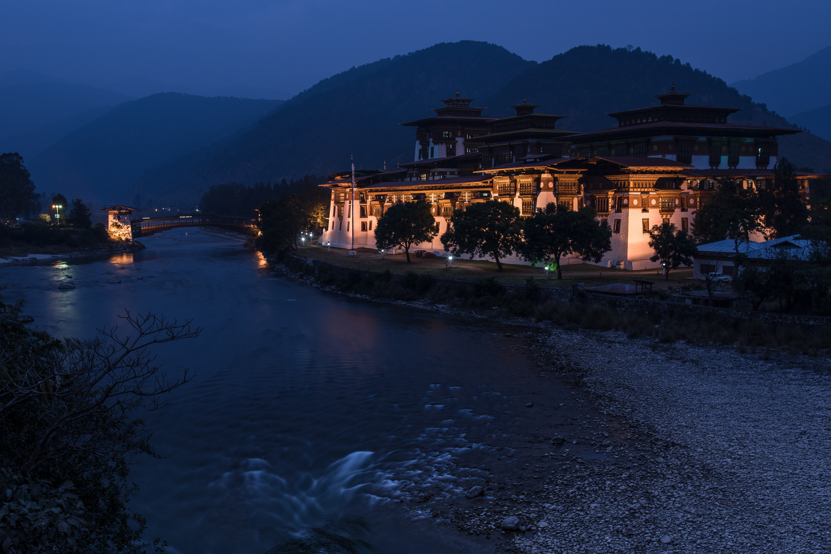 PUNAKHA DZONG zur blauen Stunde