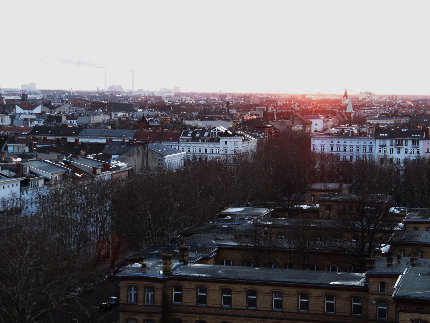 punktgenauer Sonnenuntergang über Berlin