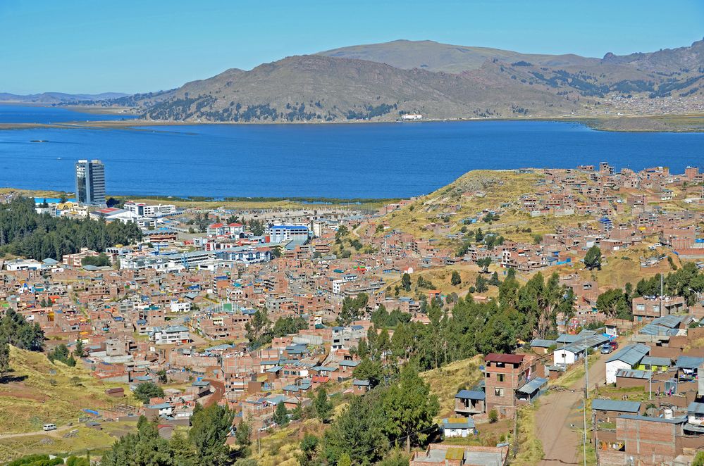 Puno mit dem Titicacasee im Süden von Peru