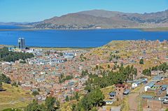 Puno mit dem Titicacasee im Süden von Peru