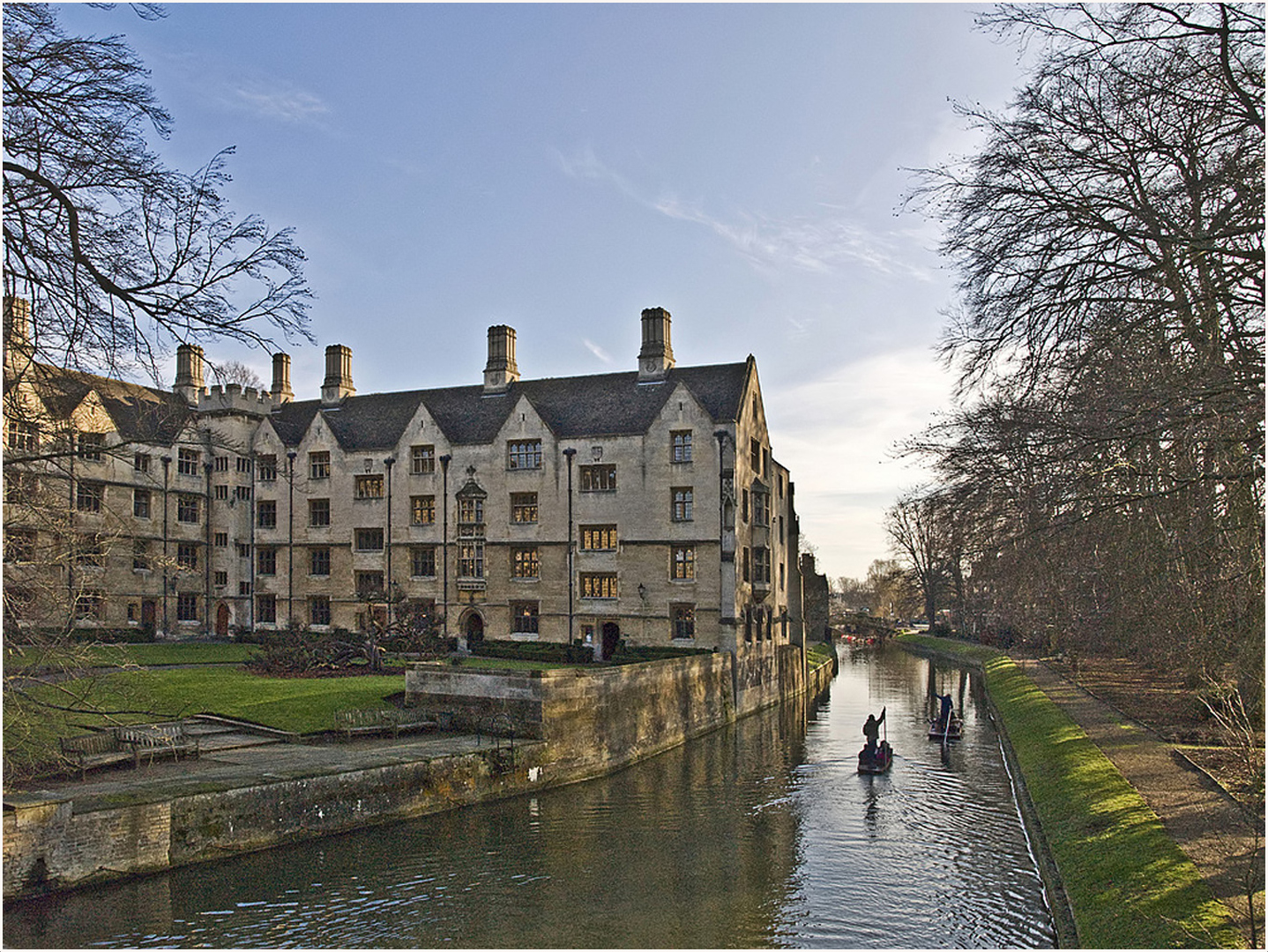 « Punts » sur la Cam, près de King’s College  --  Cambridge