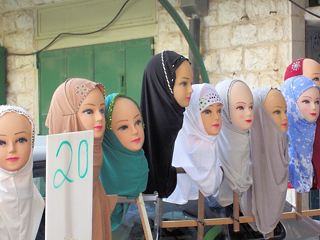 Puppenmodelle mit Kopftüchern in Nazareth