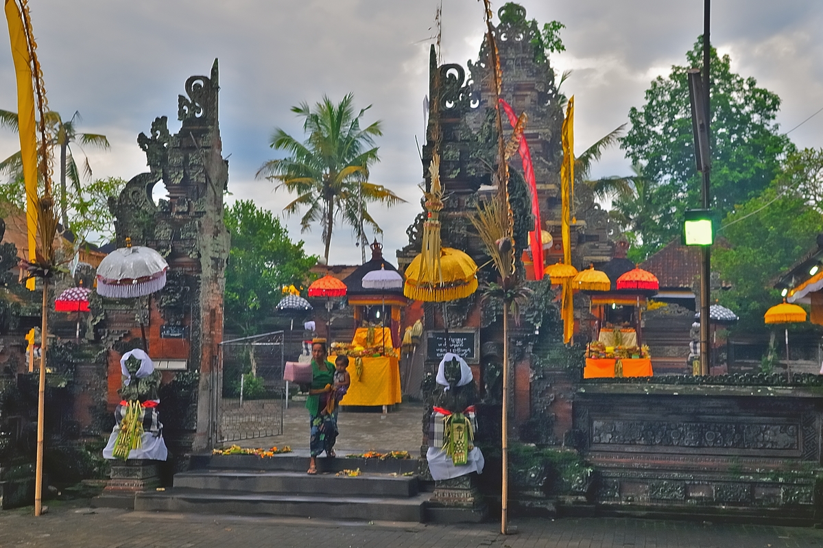 Pura Dalem Desa Pekraman Silakarang in sunset light