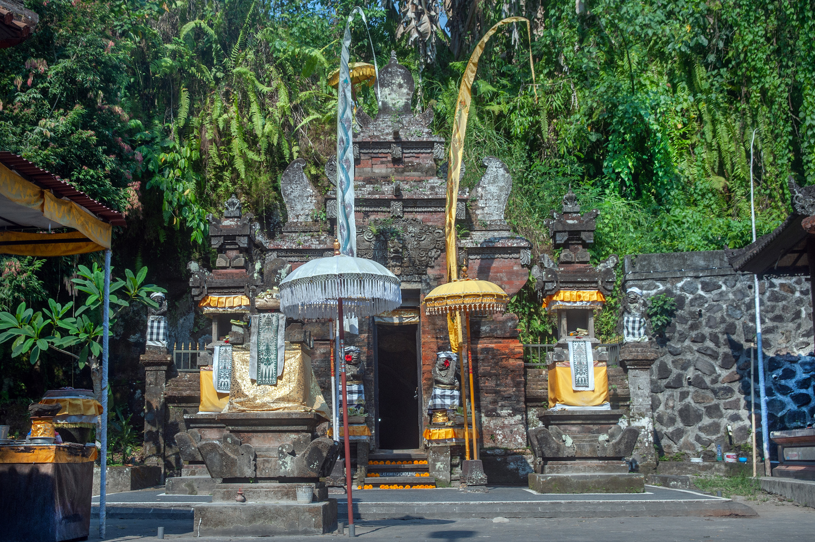 Pura Kerebanlangit cave entrance