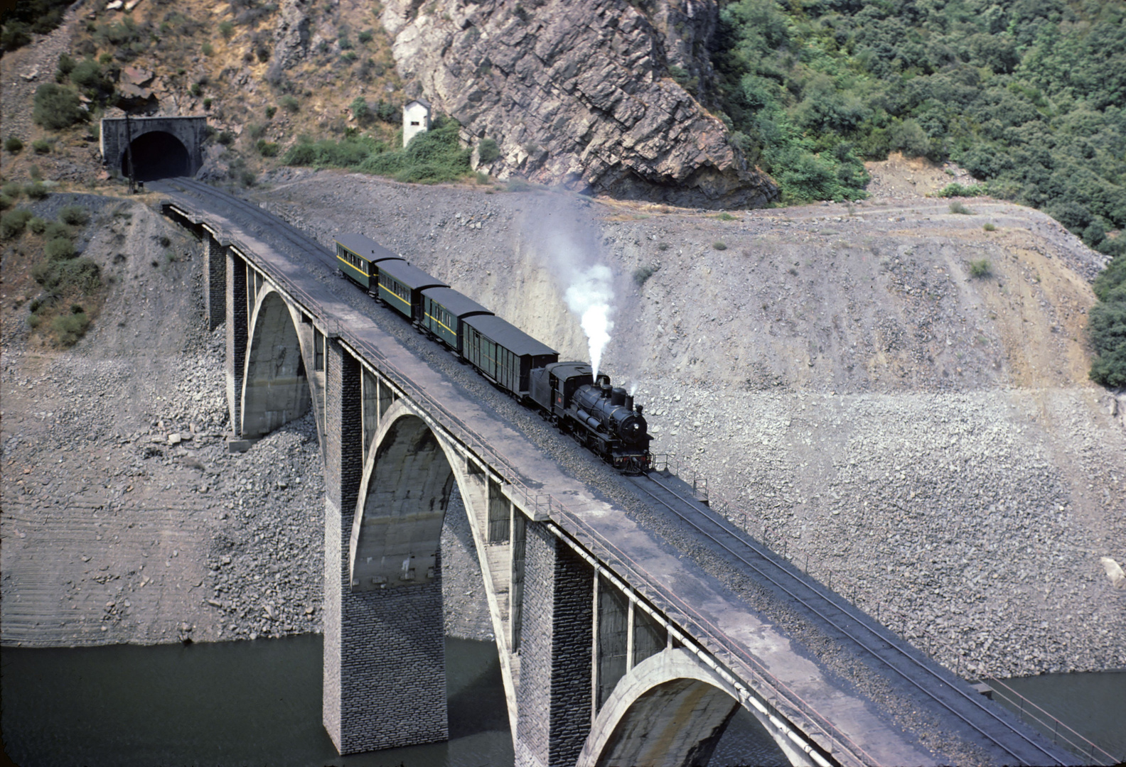 Purbahn 1000 MillimeterSchmalshmalspuVllablinoferrada.-Villablino im Mai 1978