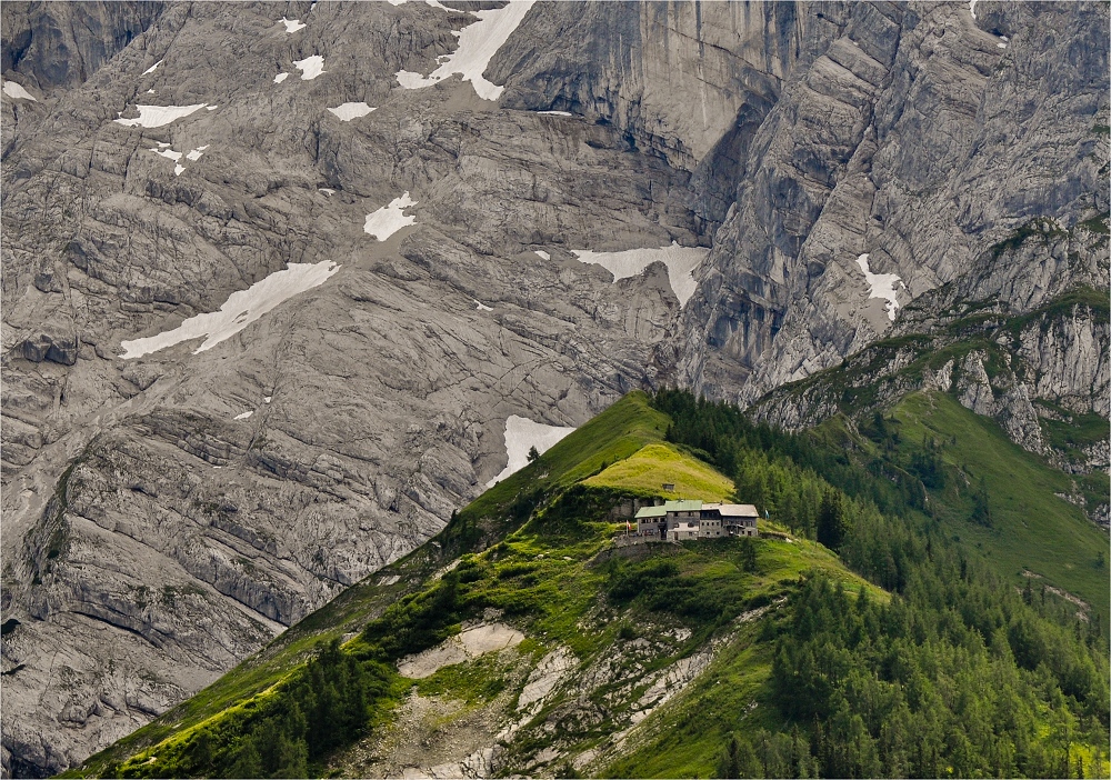 Purtschellerhaus an der Nordflanke des Hohen Gölls