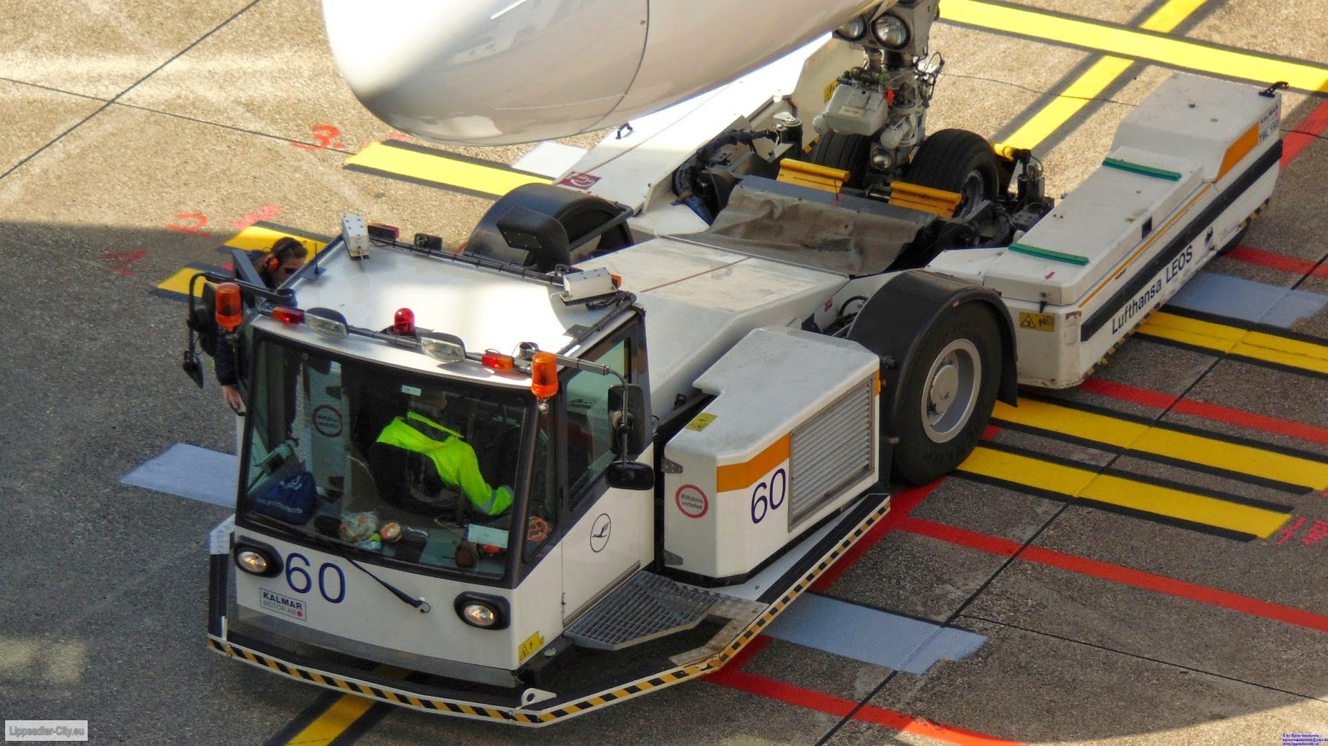 Push up fahrzeug am Düsseldorfer Flughafen