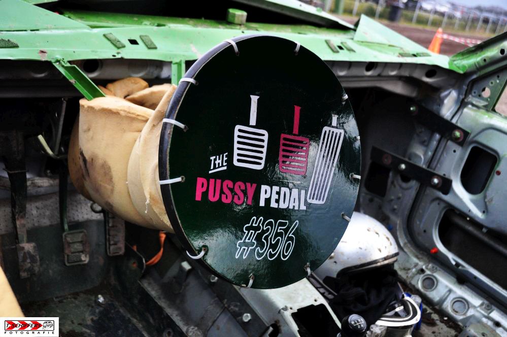 PUSSY PEDAL