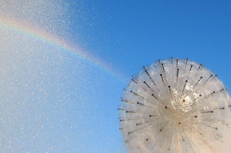 Pusteblume aus Stahl und Wasser