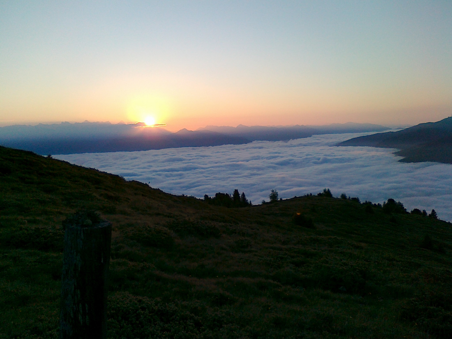 Pustertal im Morgennebel, der Sonnenaufgang vom Astjoch