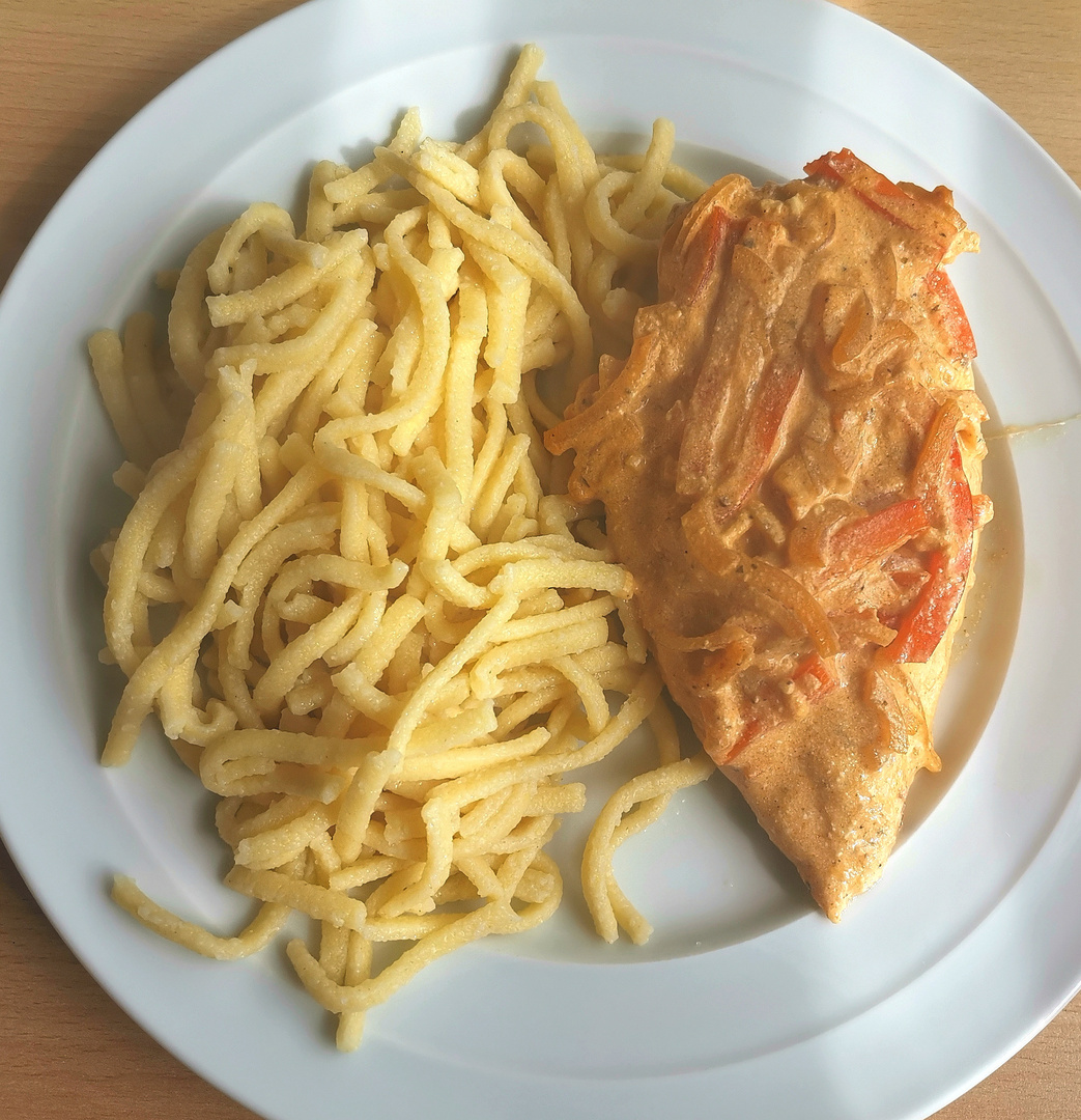 Putenbrust mit Zwiebel, Paprika Sauce und Spätzle Foto &amp; Bild ...