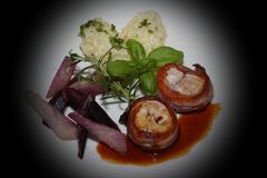 Putenmedaillons, Speckmantel, Risotto, Rübengemüse