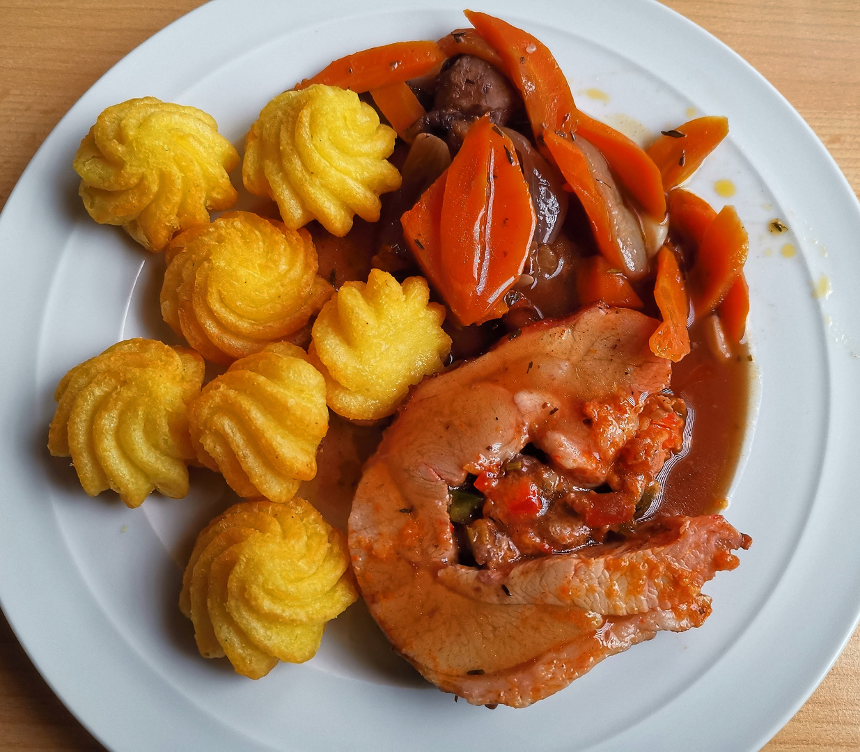 Putenrollbraten mit Herzogin Kartoffeln, Gemüse und Rotwein Sauce Foto ...