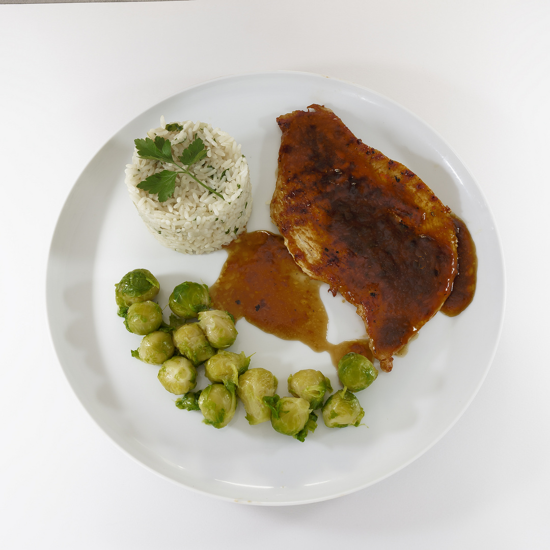 Putenschnitzel mit Reis und Rosenkohl Foto &amp; Bild | stillleben, food ...